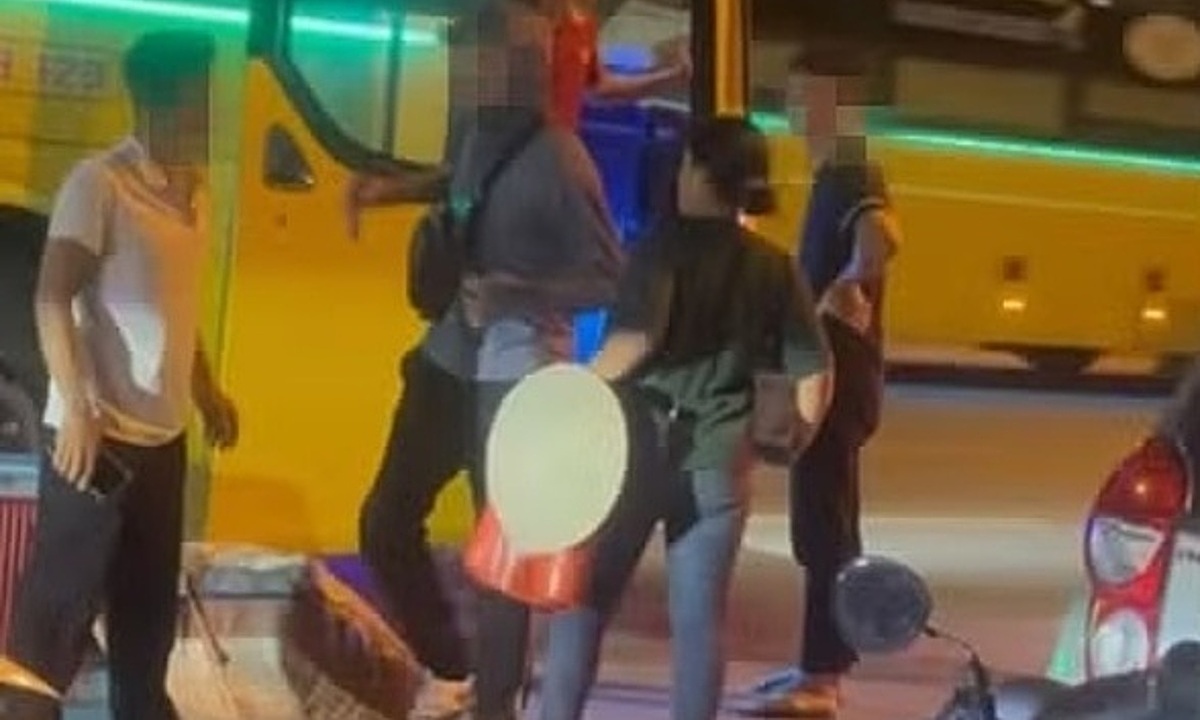 Police investigate driver accused of threatening couple, charging 700,000 VND for motorbike taxi ride