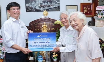 90-year-old teacher dedicates 4 billion VND to establish three scholarship funds for disadvantaged students