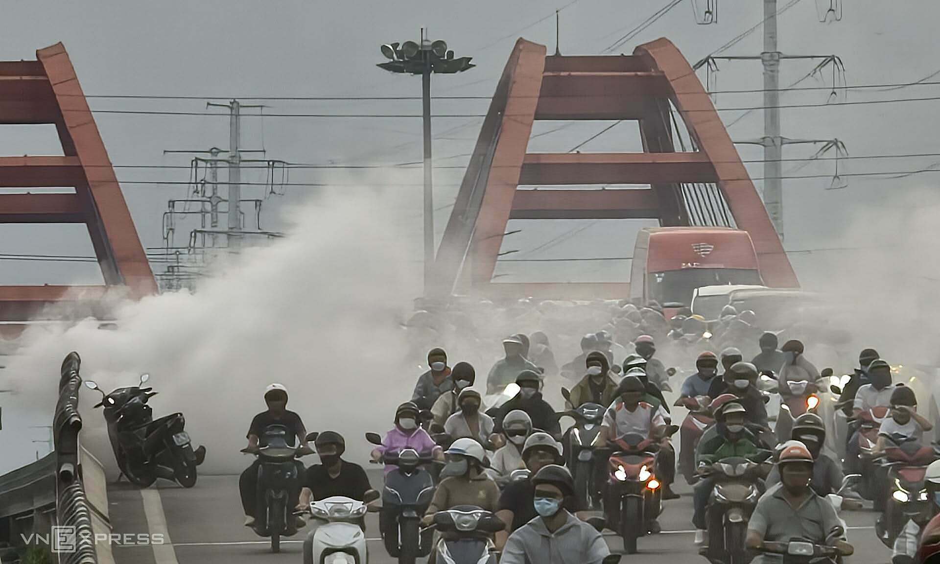 Motorbike catches fire on Binh Loi Bridge, causes over one kilometer traffic jam