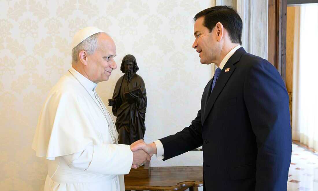 Pope gifts US Secretary of State 'peace pen'