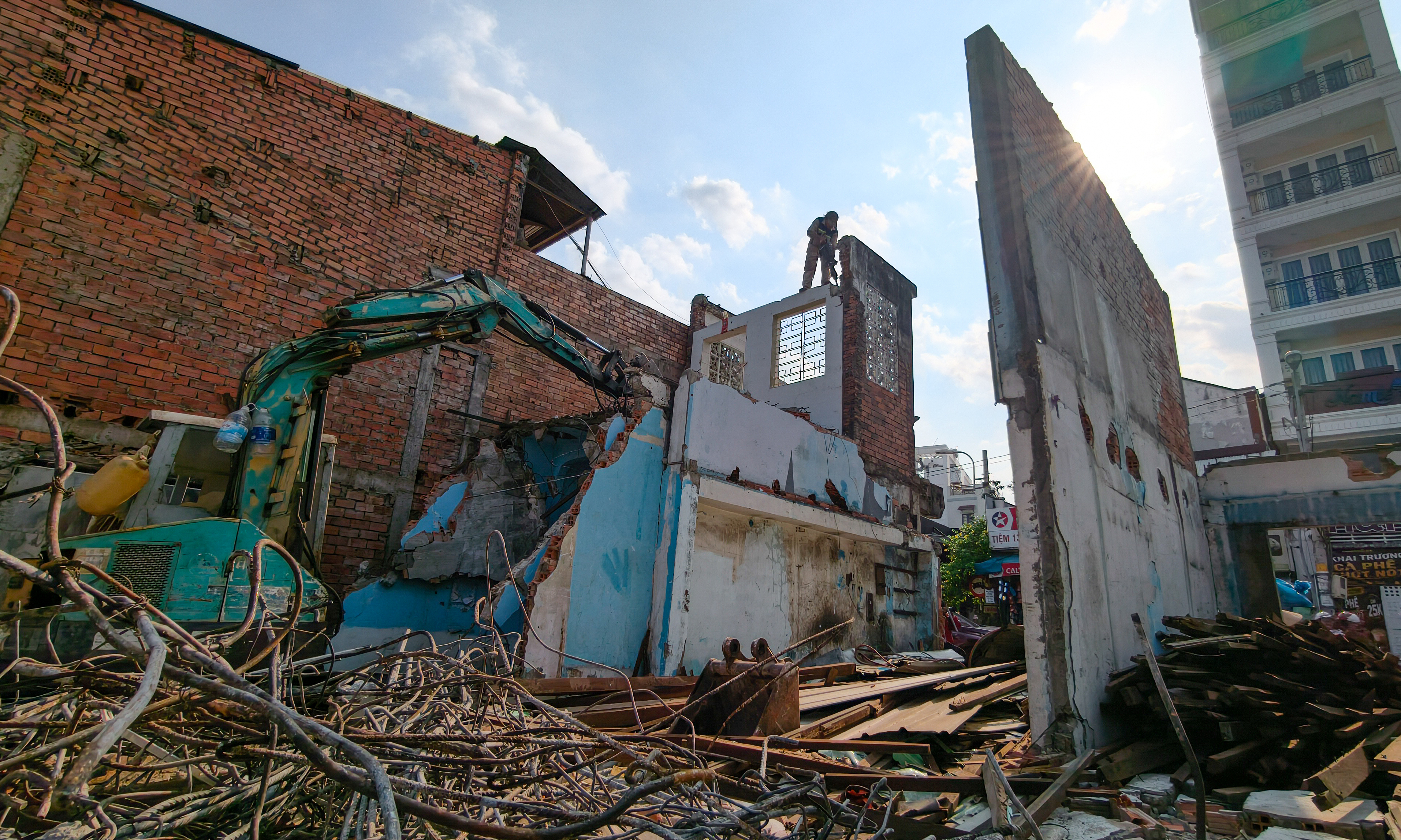 Residents dismantle homes for Xuyen Tam canal renovation
