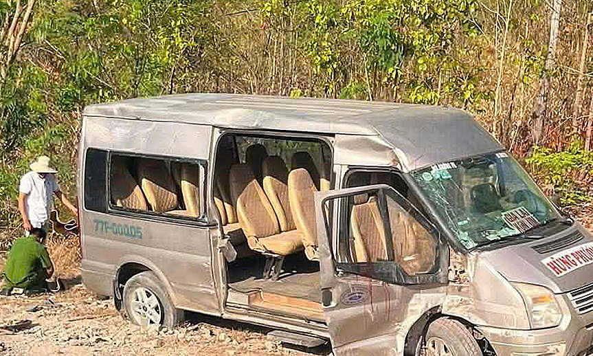 16-seat passenger bus plunges into ditch, one dead