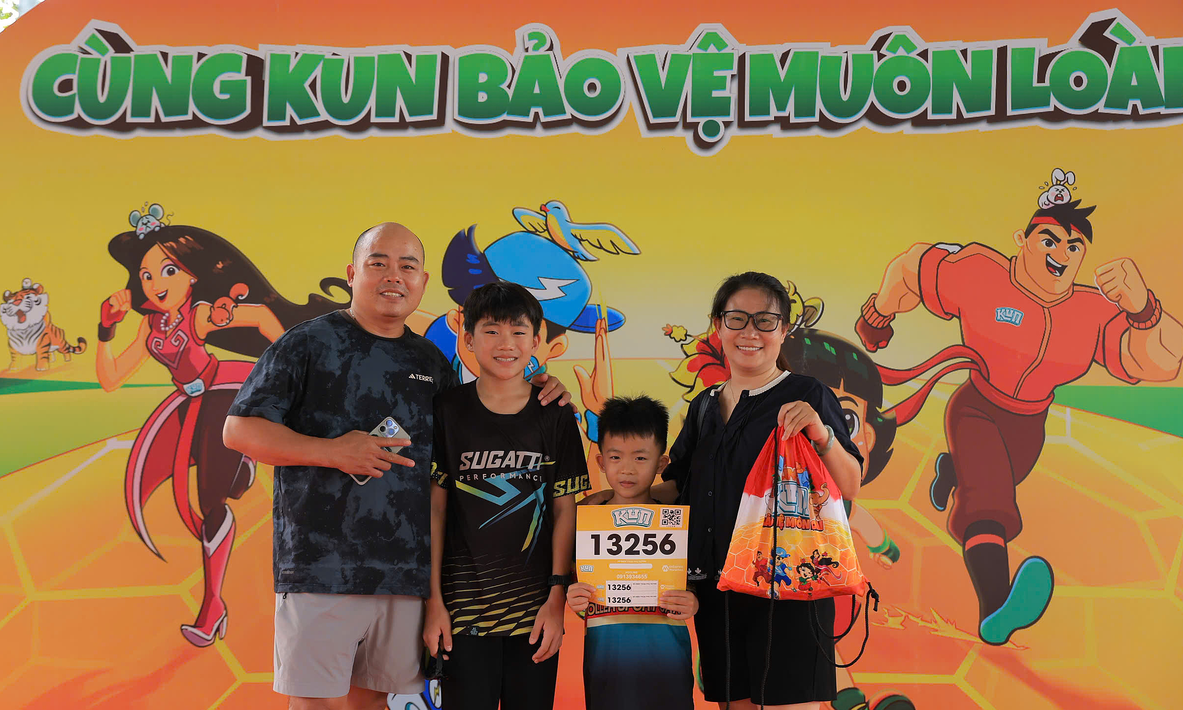 Can Tho parents enthusiastically bring children to collect Kun Marathon race-kits