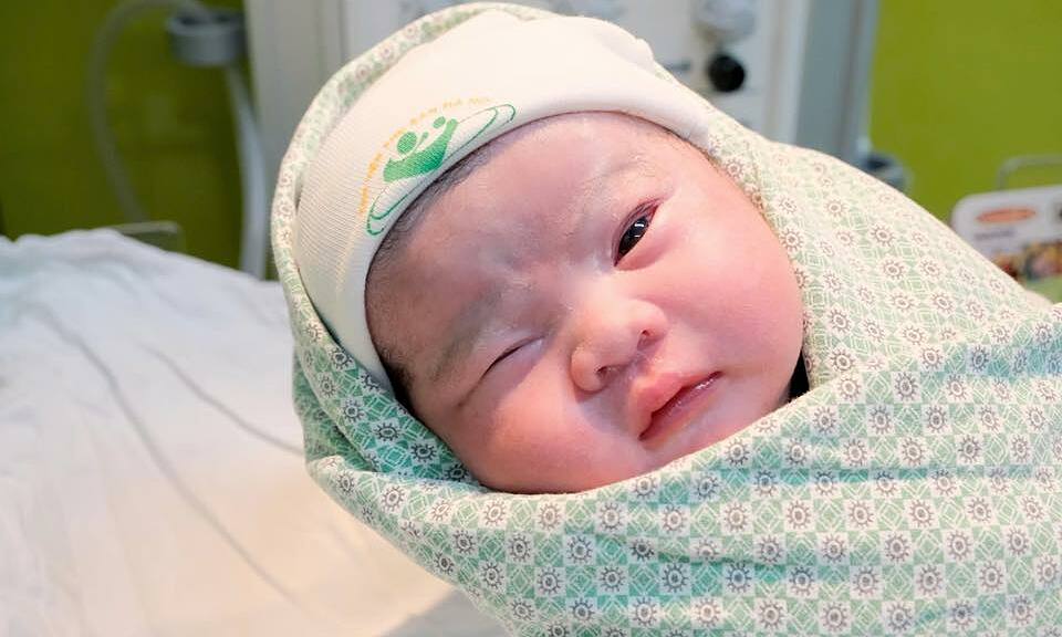 A 140 kg pregnant woman faces challenging delivery