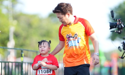 Truong Giang runs with Can Tho children at Kun Marathon