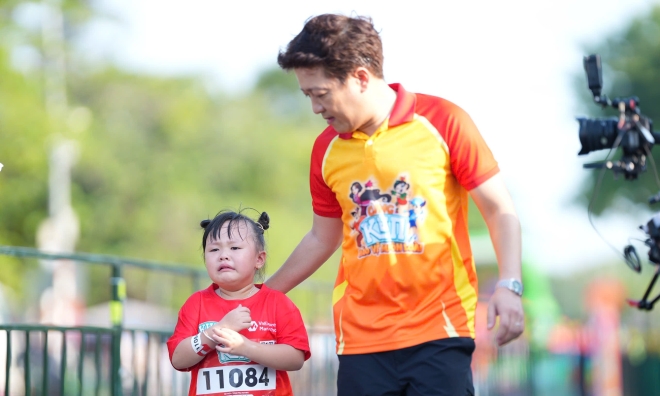 Truong Giang runs with Can Tho children at Kun Marathon