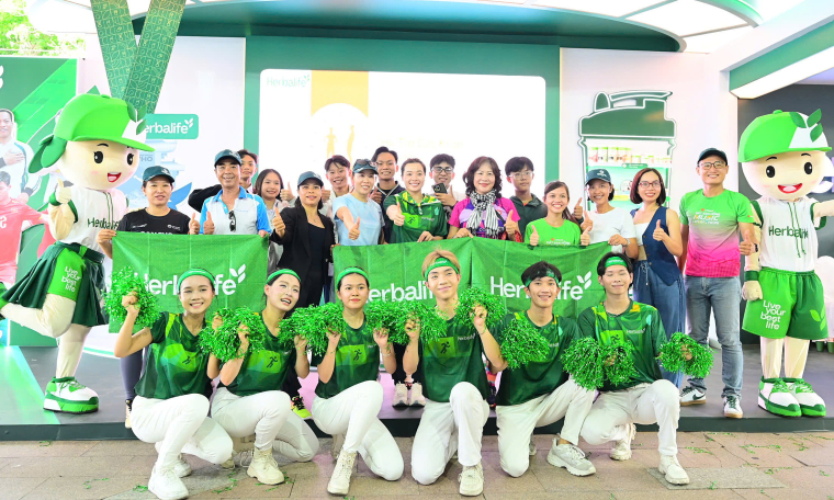 Fans surround badminton player Thuy Linh at Herbalife booth