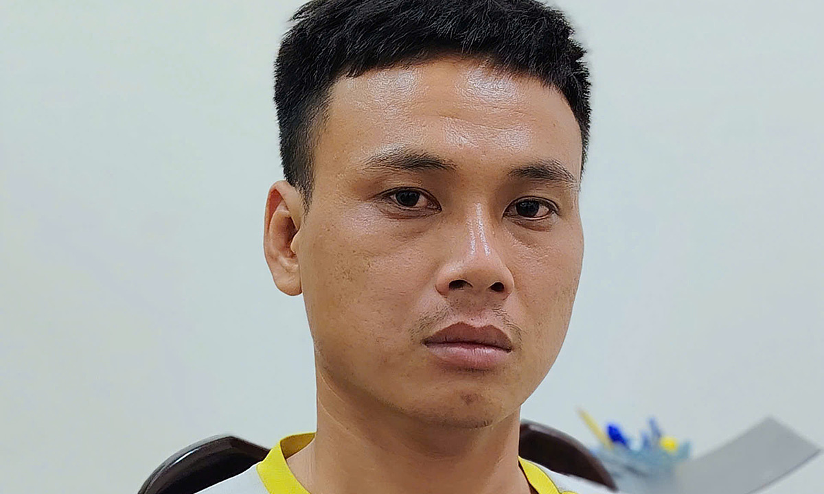 Posing as plant buyer, man snatches gold necklace