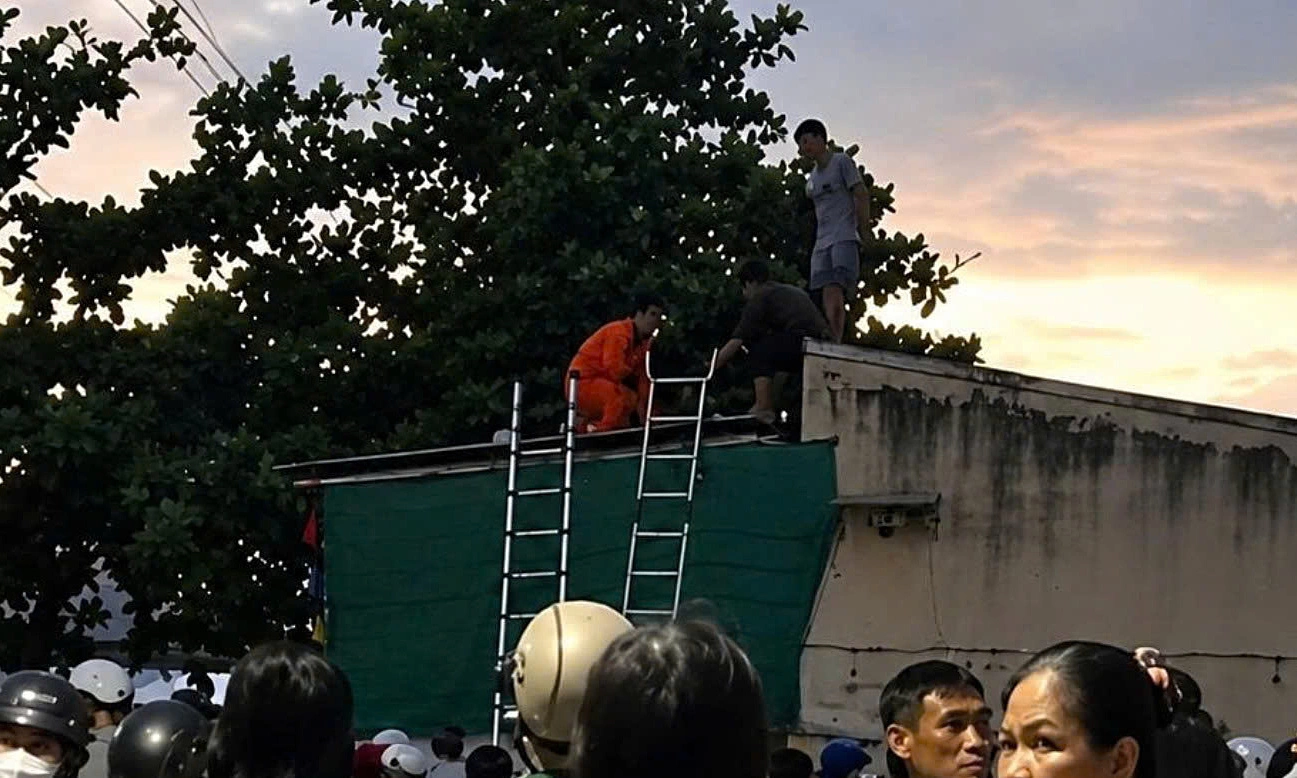 Sixth-grade student dies from electric shock while climbing roof for ball