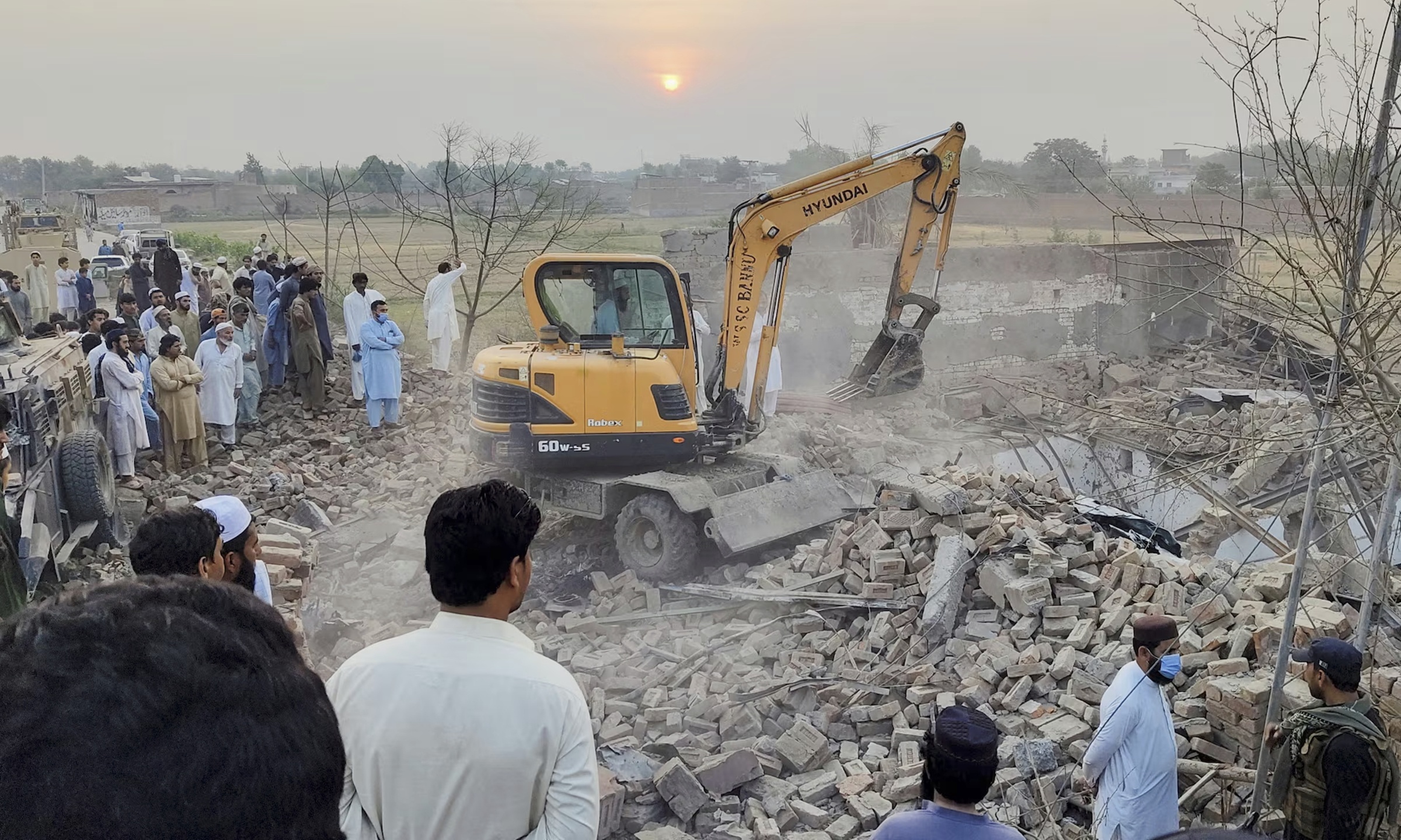 Militants level Pakistan police station, 15 officers killed