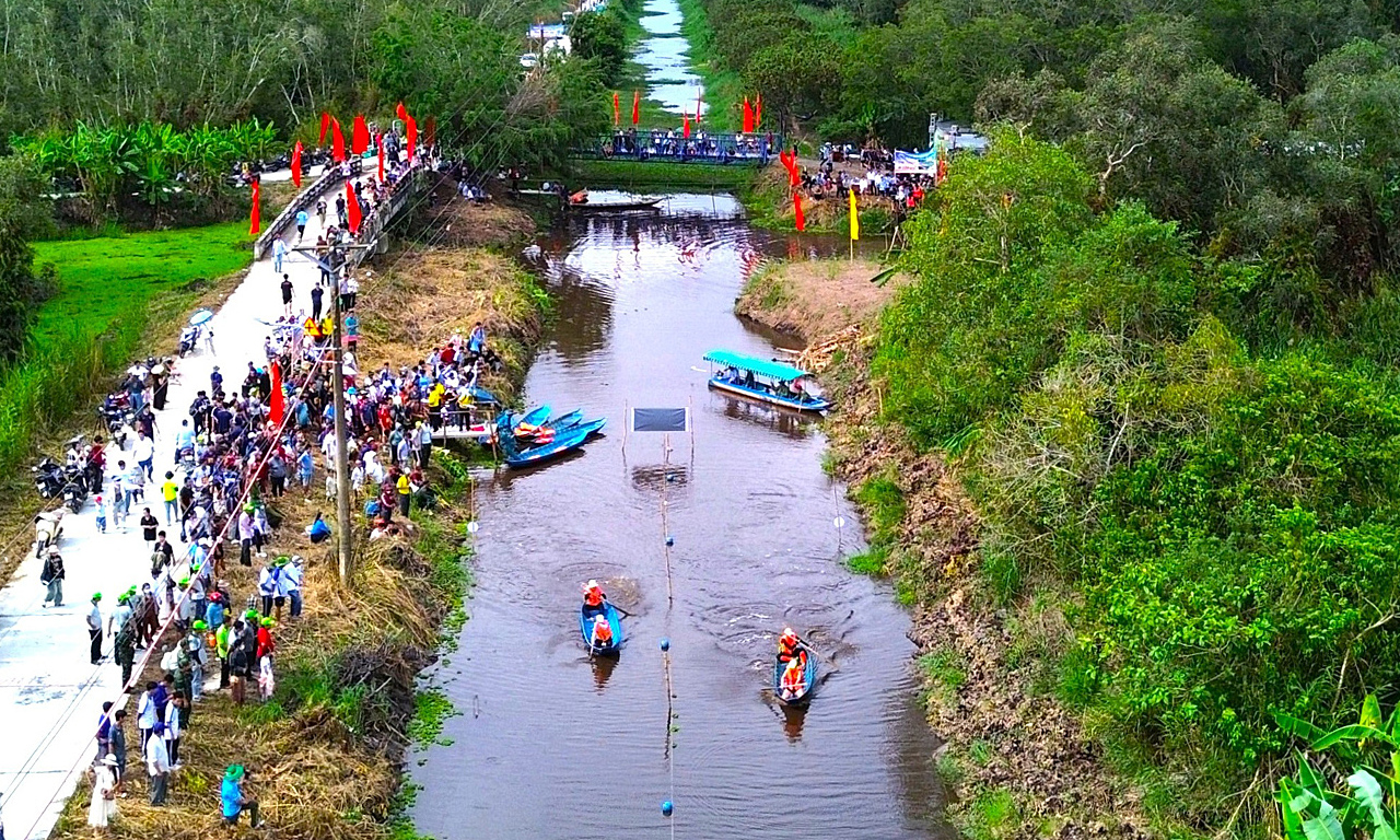 Three-plank boat racing in U Minh Ha cajuput forest
