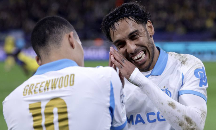 Aubameyang sprays fire extinguisher at Marseille official