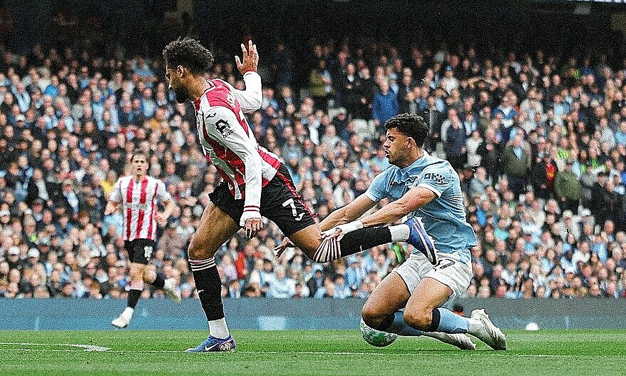 Brentford coach: 'I don't understand why Man City escaped a penalty'