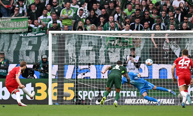 Kane misses penalty due to opponent's trick in Bundesliga