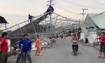 Storm causes 47 houses in Dong Thap to collapse, lose roofs
