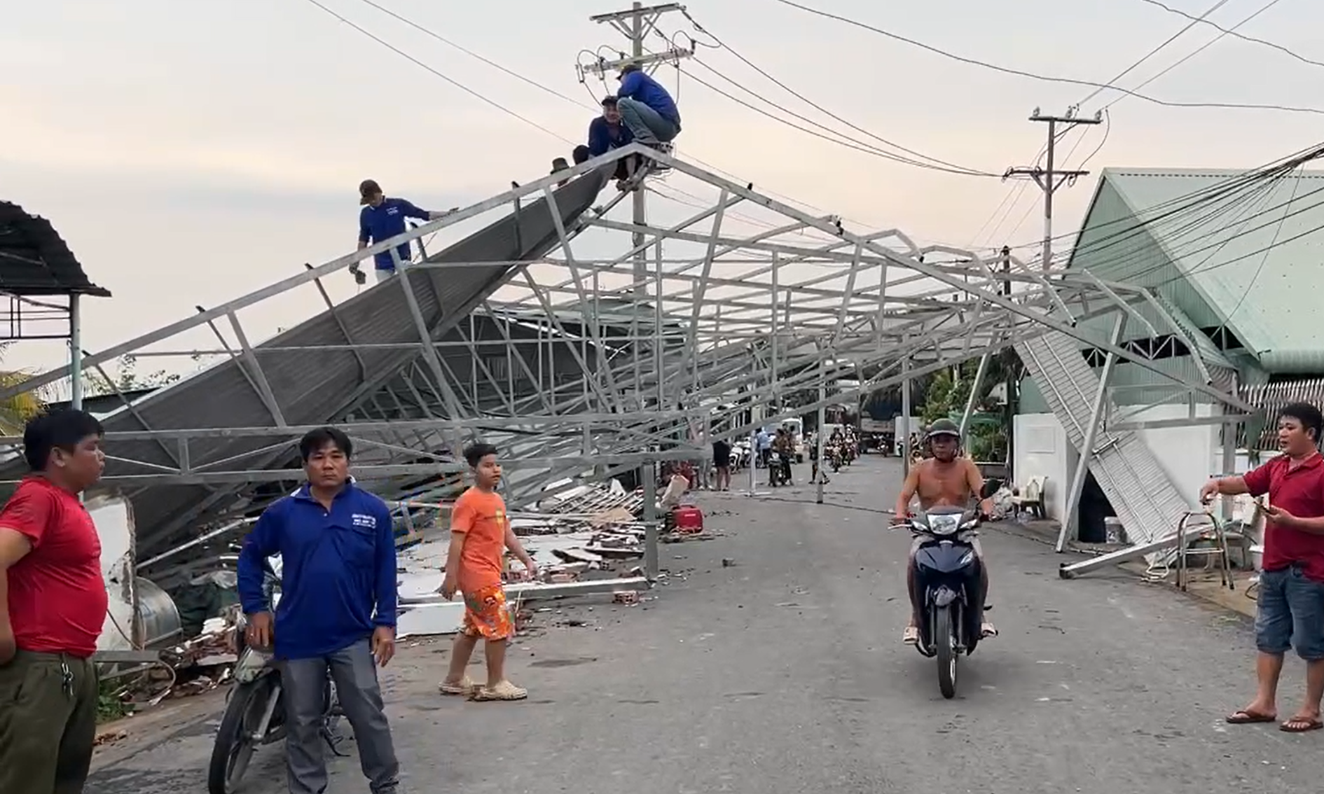 Storm causes 47 houses in Dong Thap to collapse, lose roofs