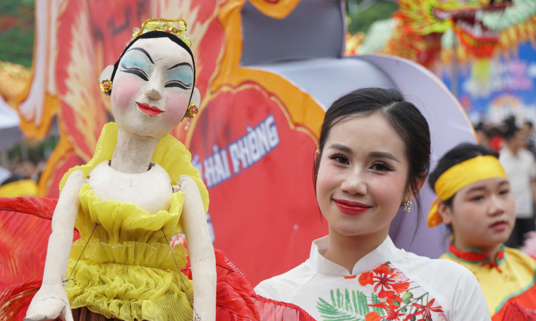 Over 3,000 artists parade, perform puppetry on the streets