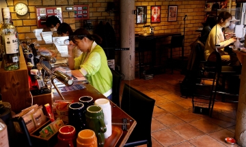 Cafe helps new mothers soothe crying babies at night in Japan