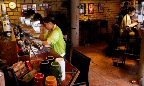 Cafe helps new mothers soothe crying babies at night in Japan