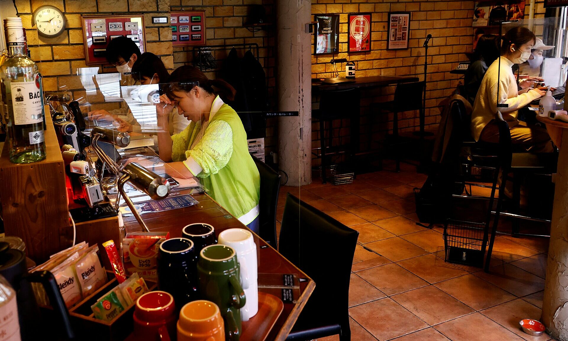 Cafe helps new mothers soothe crying babies at night in Japan