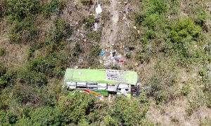 Passenger bus mangled 40 m deep in An Khe Pass after accident