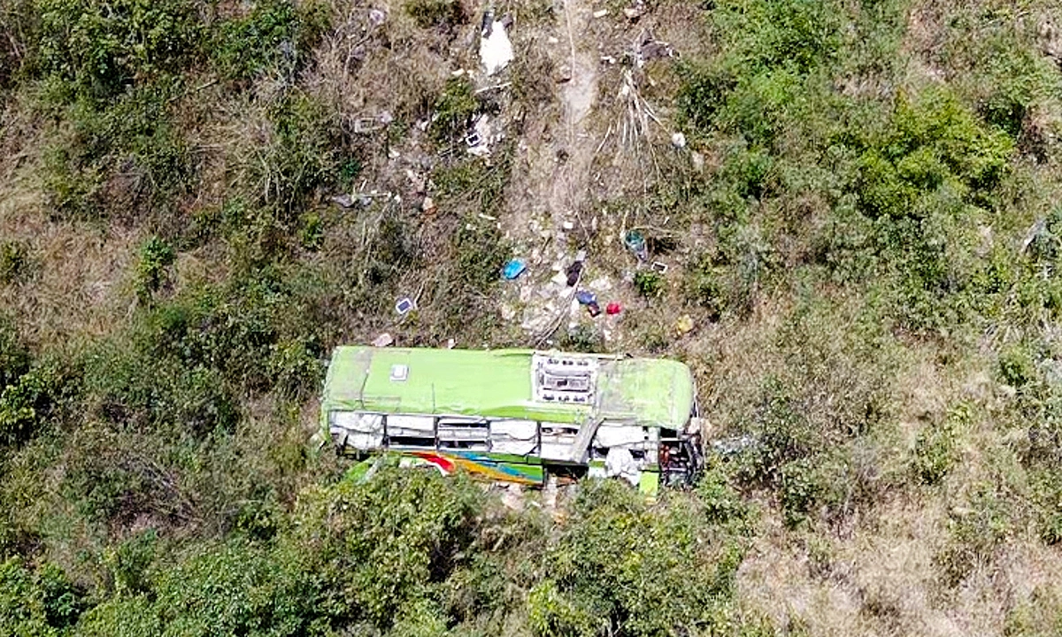 Passenger bus mangled 40 m deep in An Khe Pass after accident