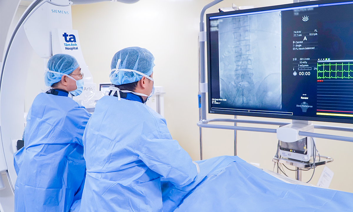 Blood leaks outside stent after aortic aneurysm treatment