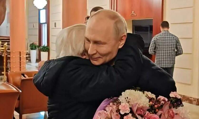 Putin drives armored car to take former teacher to Kremlin