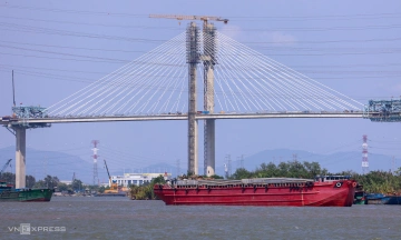 Vietnam's tallest cable-stayed bridge nears completion