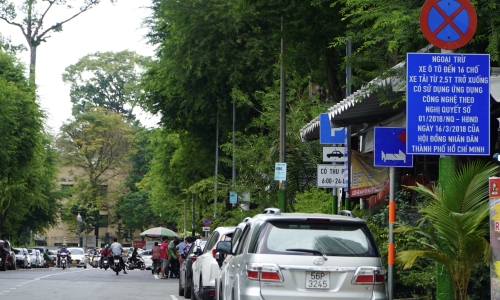 First ward in Ho Chi Minh City licenses, collects sidewalk usage fees via app