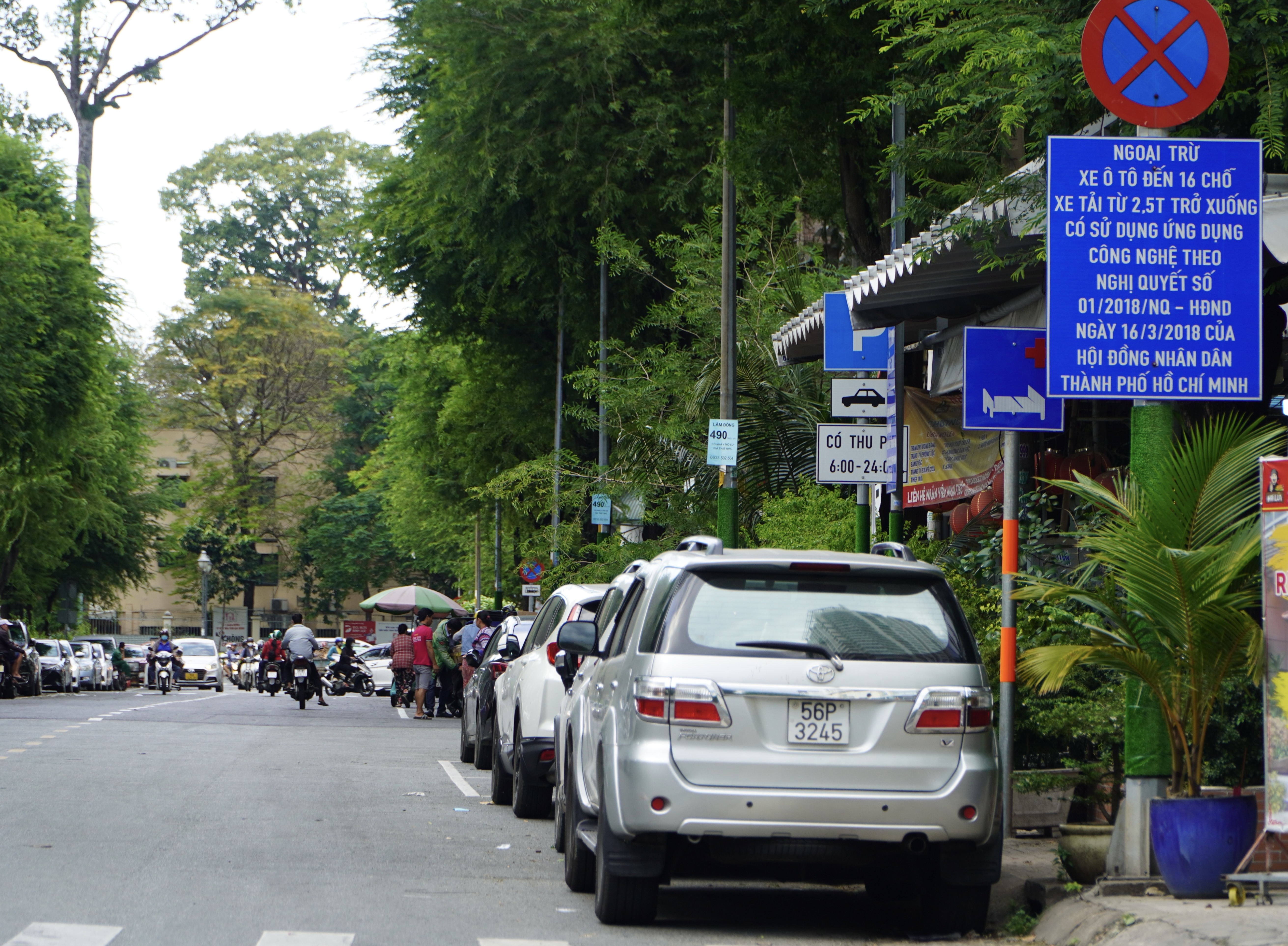 First ward in Ho Chi Minh City licenses, collects sidewalk usage fees via app