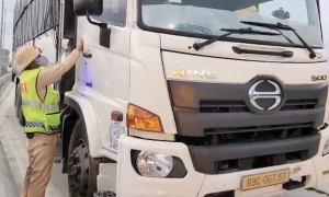 Truck driver without license, illegal lights fined 78,5 million VND