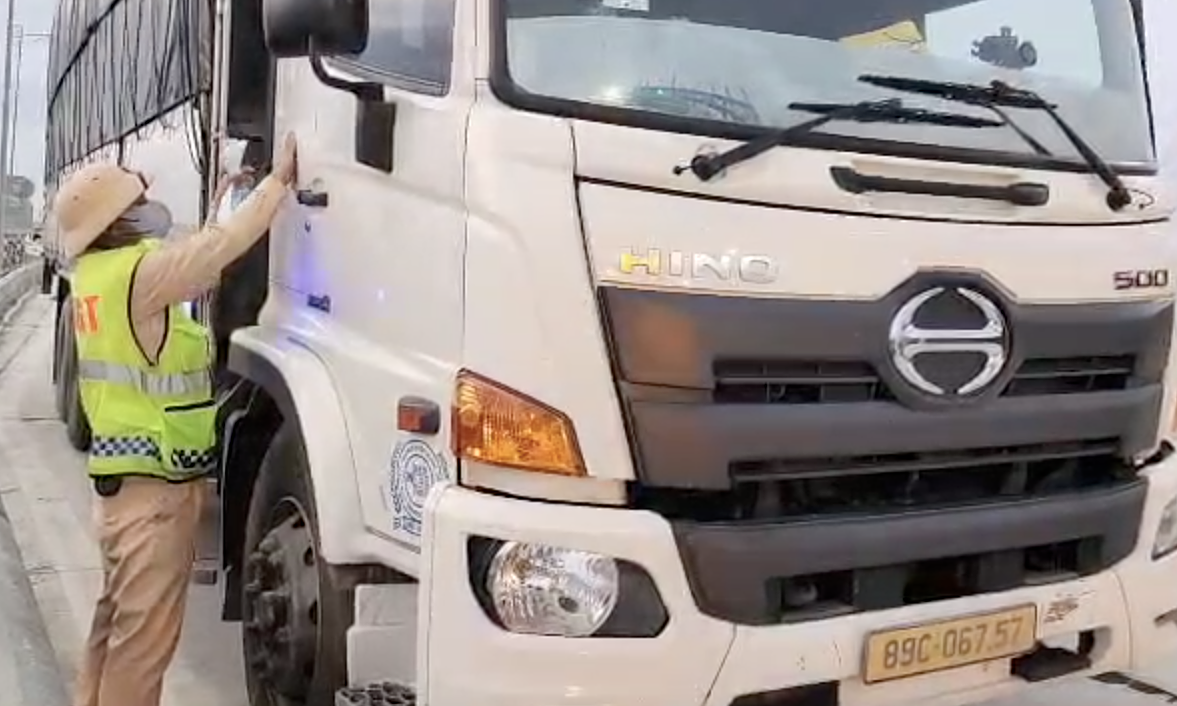 Truck driver without license, illegal lights fined 78,5 million VND