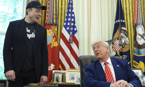 What benefits do US businesses gain by accompanying Mr. Trump to China?