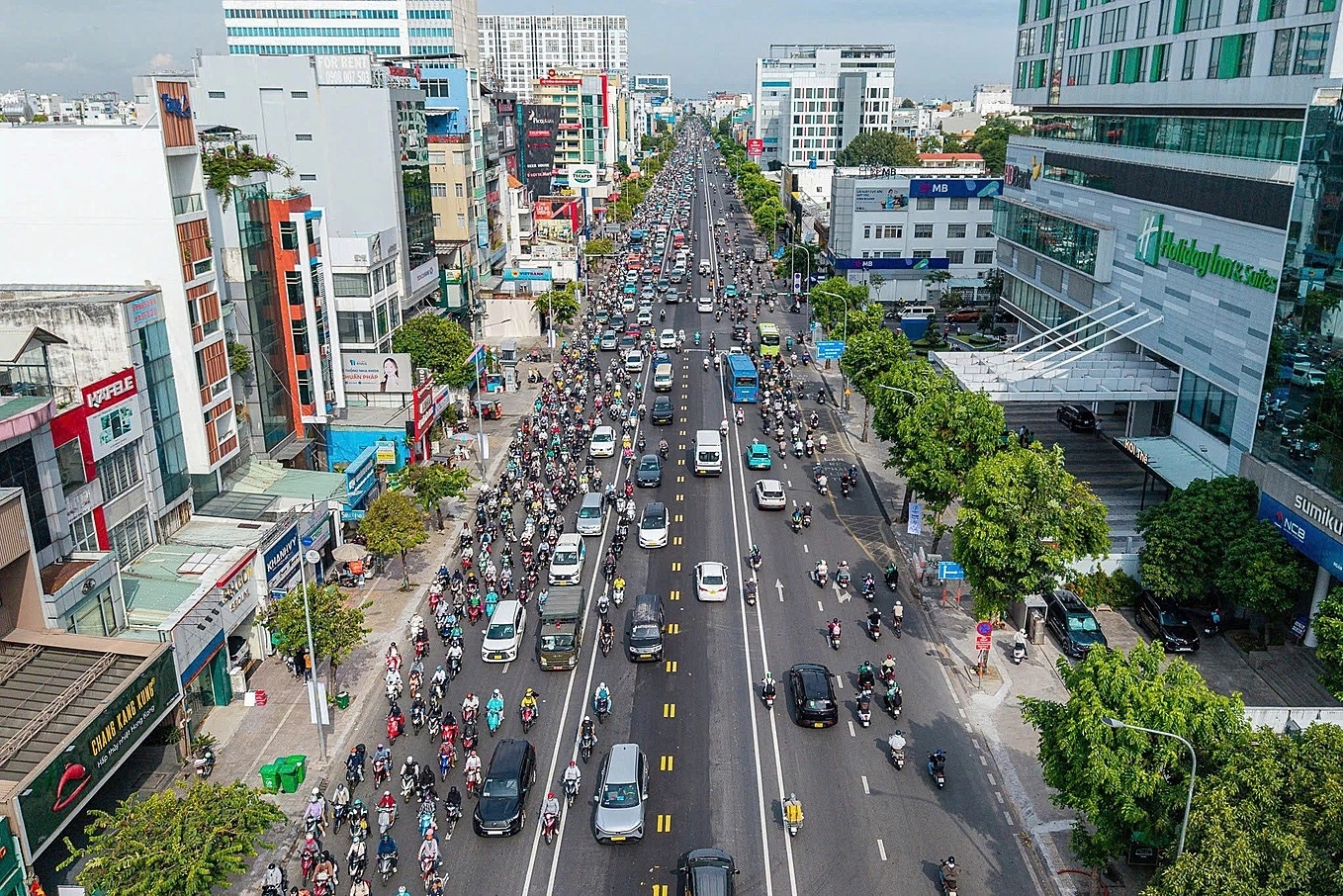 First reversible lane in Ho Chi Minh City to use mobile barriers for traffic flow management