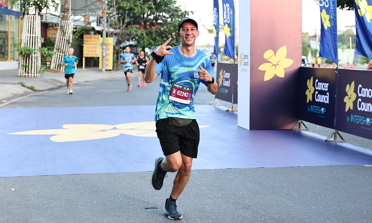 International runners captivated by fresh fruit when visiting Can Tho for a run