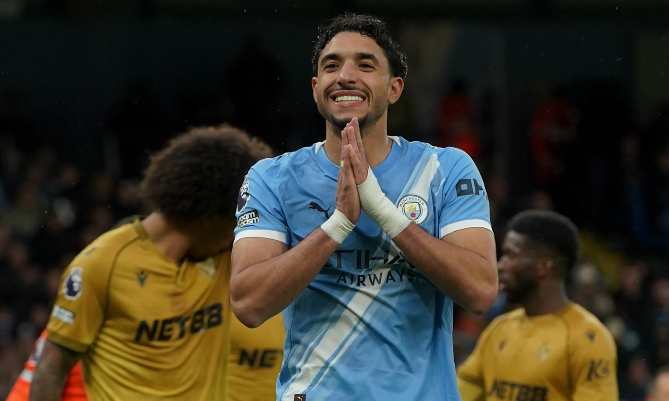 Man City clings to Premier League title hopes