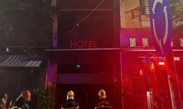 Hotel fire in central Nha Trang, tourists flee