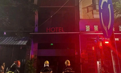 Hotel fire in central Nha Trang, tourists flee