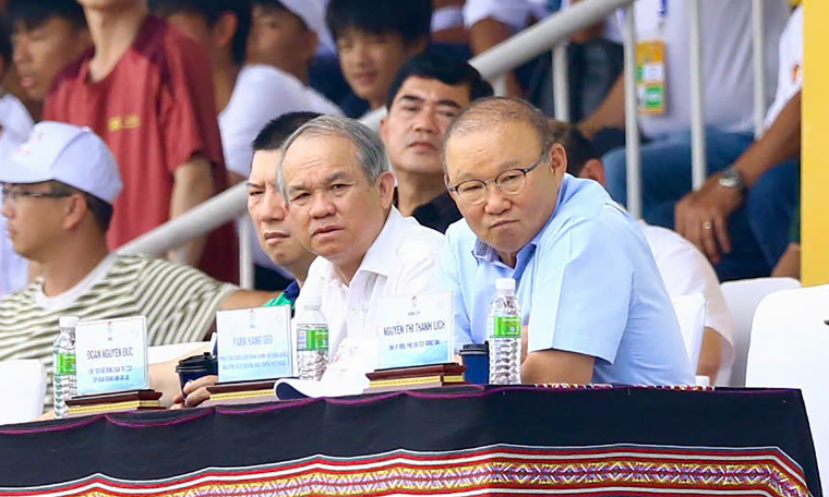 Coach Park Hang-seo ignites youth football tournament organized by Duc