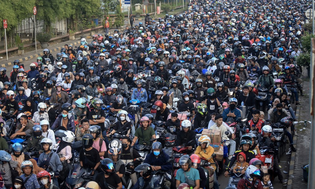 Motorcycles shoulder profits, Honda pauses electric vehicle aspirations