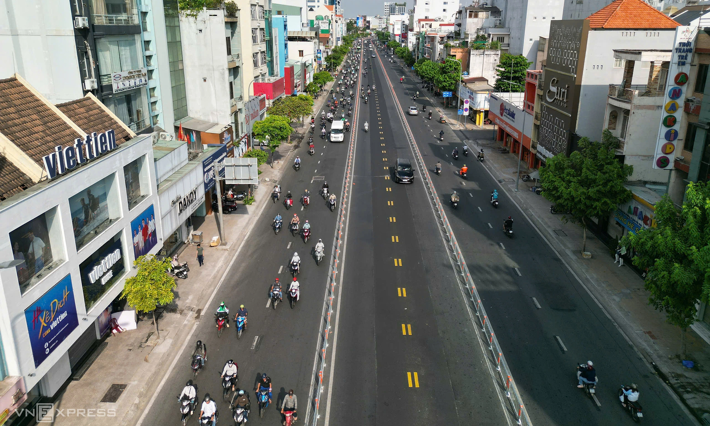 Tan son nhat gateway clear on first day of reversible lane traffic