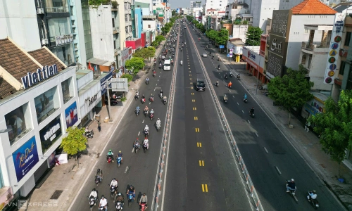 Tan son nhat gateway clear on first day of reversible lane traffic