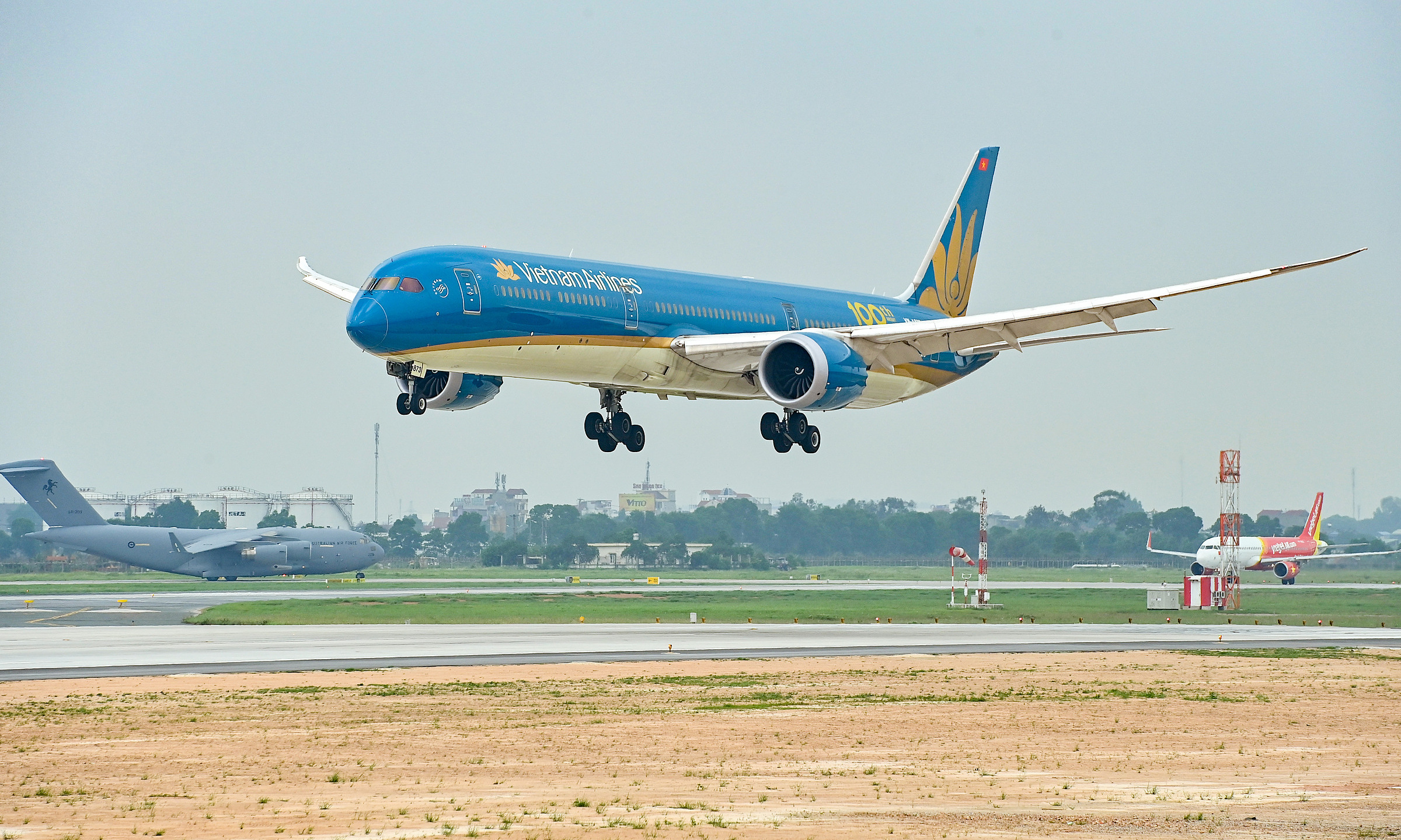 Airlines reduce executive salaries, tighten operating costs