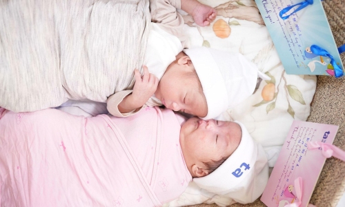 Efforts to extend twin pregnancy by seven weeks for infertile mother