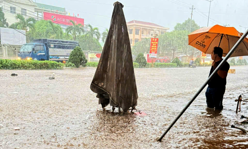 Many roads in Dak Lak flooded after heavy rain
