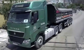 Tractor-trailer runs red light, damages railway barrier