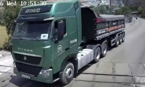 Tractor-trailer runs red light, damages railway barrier