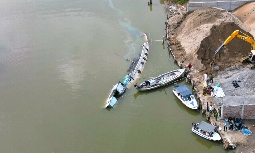 Brick boat capsizes, father dies, 6-year-old daughter missing