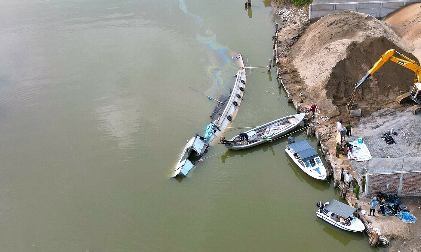 Brick boat capsizes, father dies, 6-year-old daughter missing